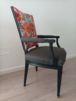 Sillón antiguo con estampado flamenco