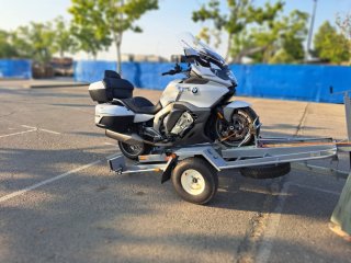 Alquiler remolque basculante para motos pesadas.