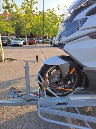 Alquiler remolque basculante para motos pesadas.