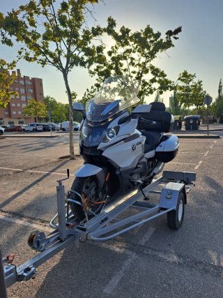 Alquiler remolque basculante para motos pesadas.