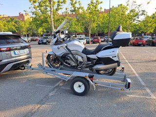 Alquiler remolque basculante para motos pesadas.