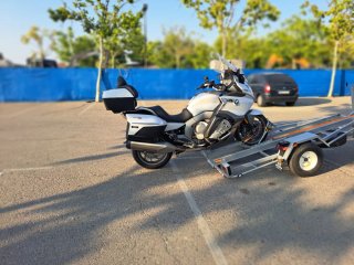 Alquiler remolque basculante para motos pesadas.