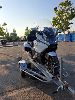 Alquiler remolque basculante para motos pesadas.