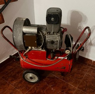 Compresor de aire rojo