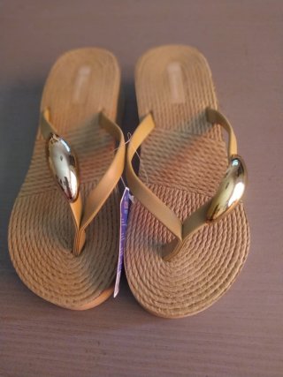 Chanclas de verano beige y doradas