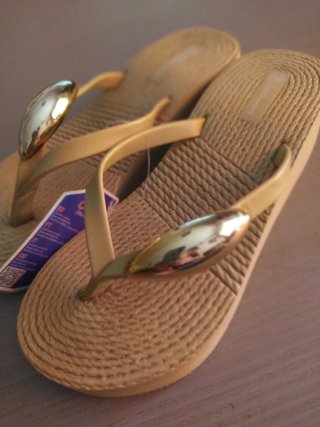 Chanclas de verano beige y doradas