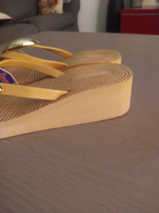 Chanclas de verano beige y doradas