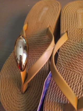 Chanclas de verano beige y doradas