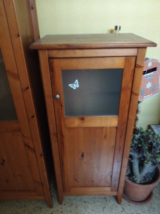 Vitrina rústica de madera y cristal
