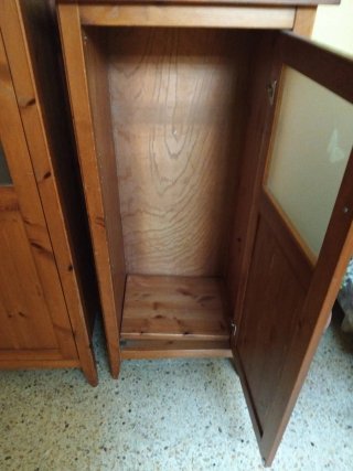 Vitrina rústica de madera y cristal