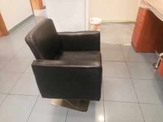 Sillón de peluquería negro. 4 unidades.