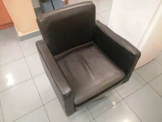 Sillón de peluquería negro. 4 unidades.