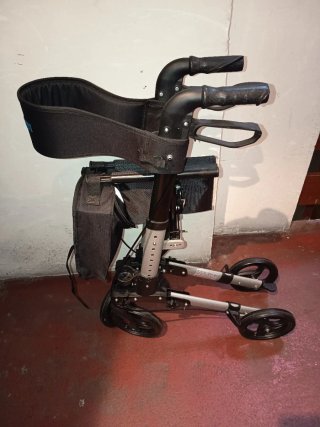 Andador plegable con asiento
