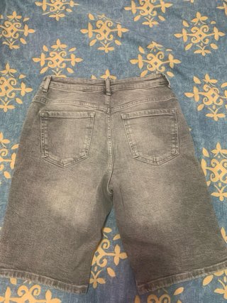 Pantalones vaqueros grises desgastados
