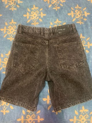 Pantalones vaqueros grises desgastados