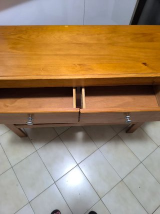 Mesa de madera con cajones
