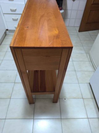 Mesa de madera con cajones