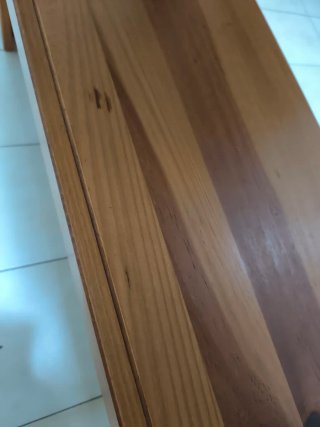 Mesa de madera con cajones