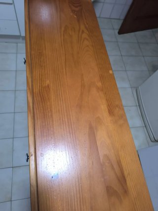 Mesa de madera con cajones