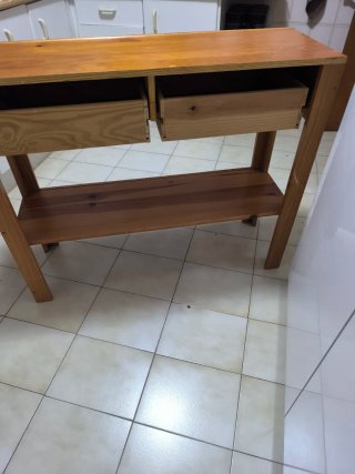 Mesa de madera con cajones