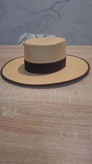 Sombrero de paja de ala ancha