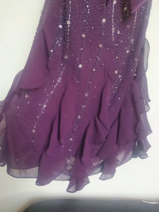 Vestido de fiesta morado con pedrería