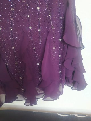 Vestido de fiesta morado con pedrería