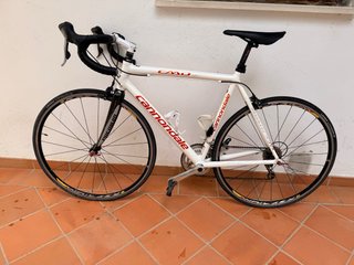 Bicicleta de carretera Cannondale blanca