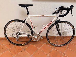 Bicicleta de carretera Cannondale blanca