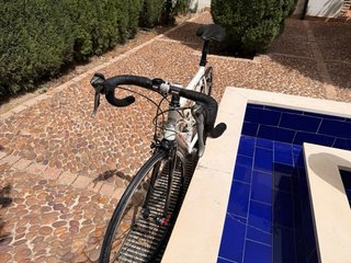Bicicleta de carretera Cannondale blanca