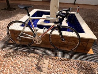 Bicicleta de carretera Cannondale blanca
