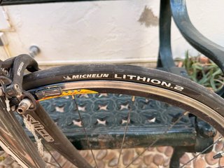 Bicicleta de carretera Cannondale blanca