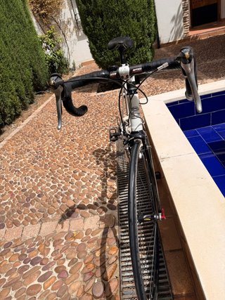 Bicicleta de carretera Cannondale blanca
