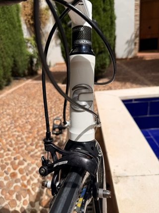 Bicicleta de carretera Cannondale blanca