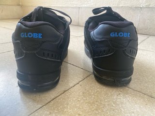 Zapatillas Globe Negras y Azules