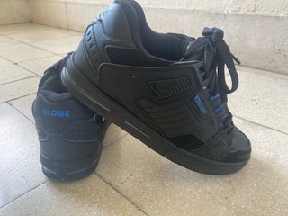 Zapatillas Globe Negras y Azules