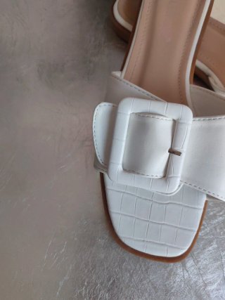 Sandalias planas mujer con hebilla
