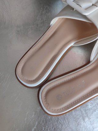 Sandalias planas mujer con hebilla