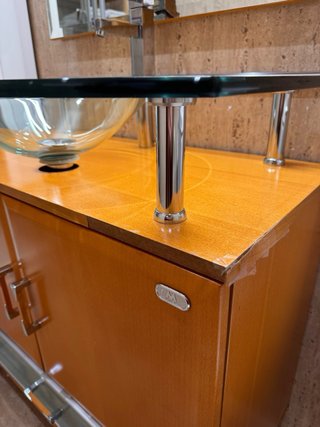 Mueble de baño con lavabo y grifo