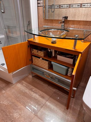 Mueble de baño con lavabo y grifo