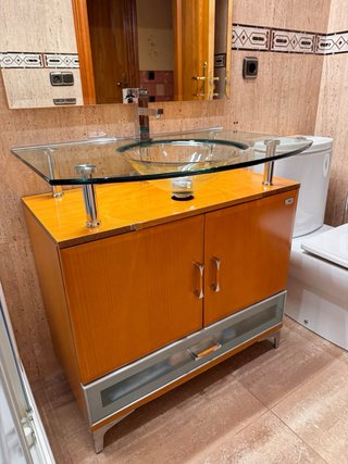 Mueble de baño con lavabo y grifo