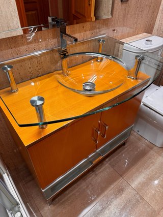 Mueble de baño con lavabo y grifo