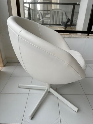Silla blanca piel sintética giratoria y ruedas