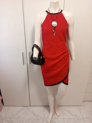 Vestido rojo con detalle drapeado