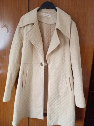 Abrigo largo beige acolchado