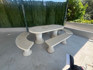 Mesa y bancos de jardín de piedra