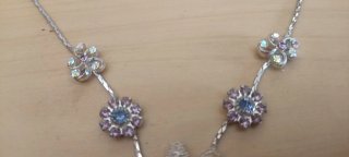 Collar de flores con pedrería