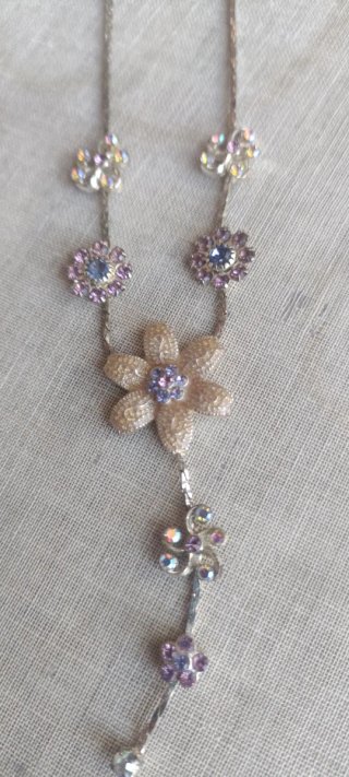 Collar de flores con pedrería