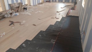 Servicios de lijado, barnizado y colocación