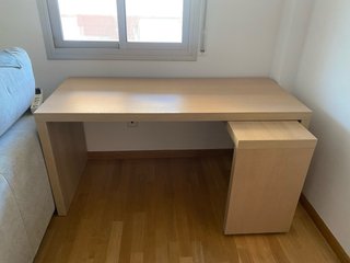 Escritorio de madera con extensión
